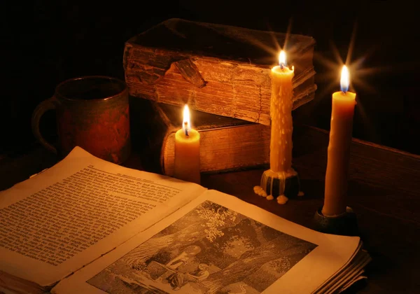 Livro Velho Com Vela Ardente Mesa Madeira — Fotografia de Stock