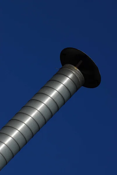 Weergave Van Een Blauw Dak Met Een Metalen Pijp — Stockfoto
