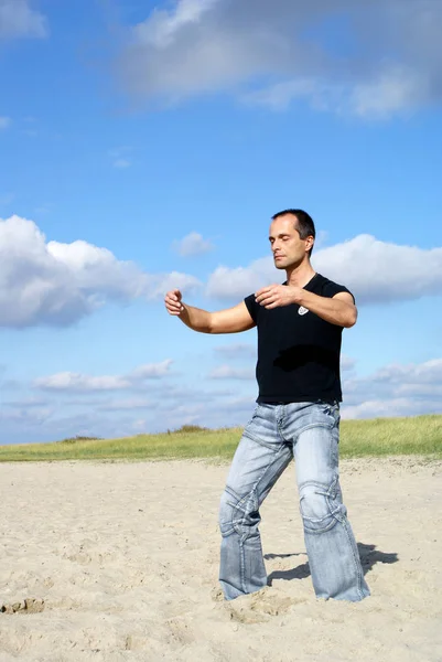 Ung Man Blå Skjorta Och Jeans Shorts Poserar Stranden — Stockfoto