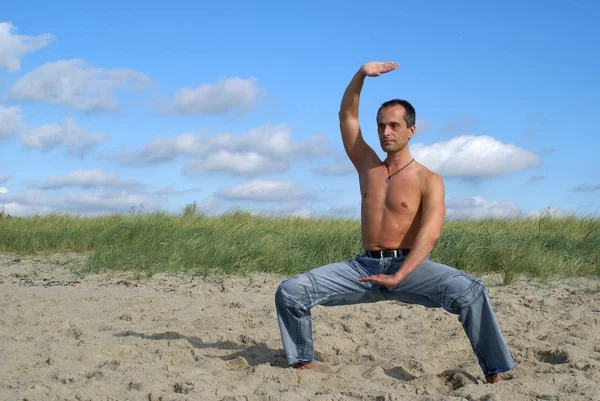 Ung Man Vit Shirt Poserar Stranden — Stockfoto