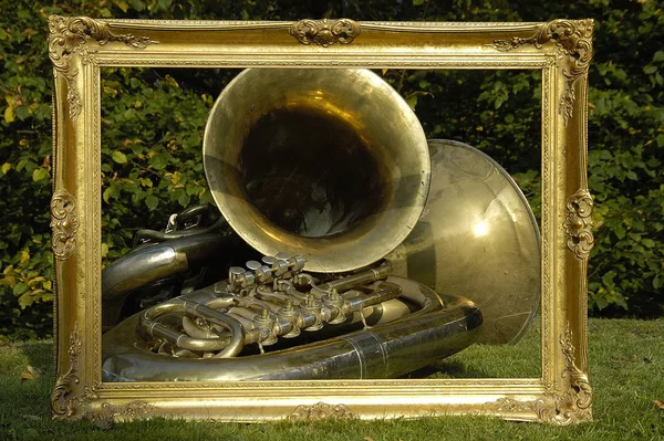 Antiguo Saxofón Bronce Sobre Mesa Cerca Iglesia Del Palacio Real — Foto de Stock