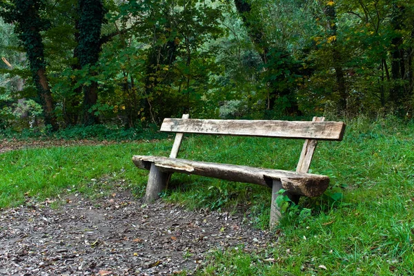 ウォルドルヘ 秋の公園のベンチ — ストック写真