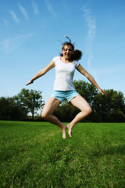 Jeune Femme Sautant Dans Parc — Photo