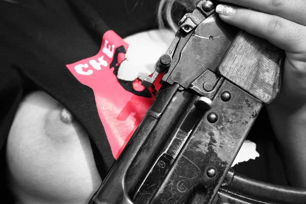 Крупный План Пистолета Кожаной Куртке — стоковое фото