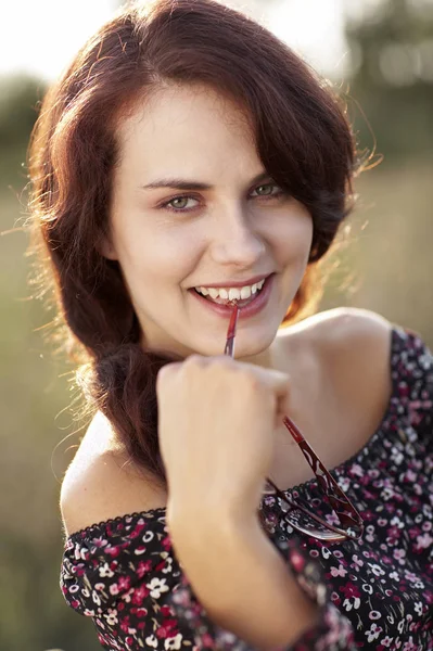 Portrait Une Belle Jeune Femme Dans Parc — Photo