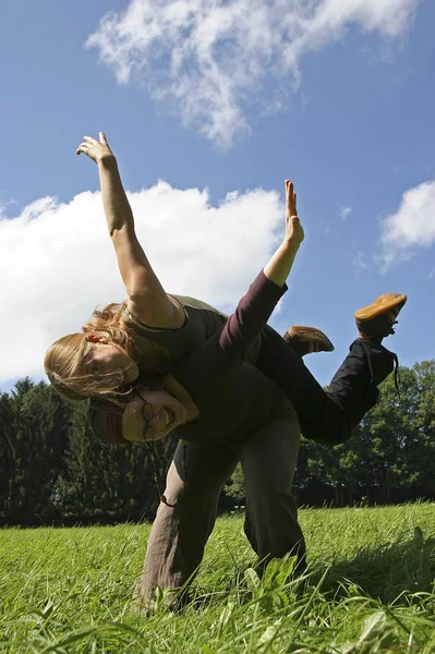 Jonge Man Springen Het Gras — Stockfoto