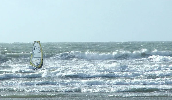 Καλοκαιρινά Θαλάσσια Σπορ Wind Surfing — Φωτογραφία Αρχείου