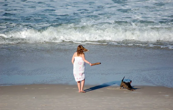 Jovem Mulher Com Cão Praia — Fotografia de Stock
