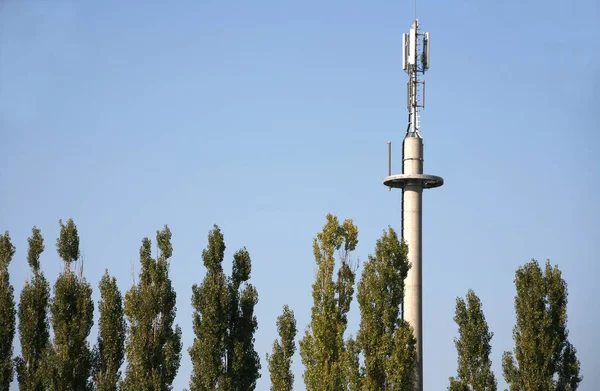 Antena Parabólica Techo Ciudad —  Fotos de Stock