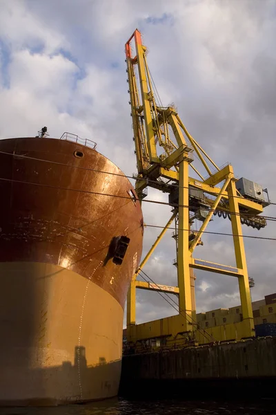 Statek Zacumowany Basenie Portowym — Zdjęcie stockowe