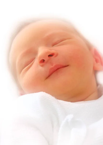 Νεογέννητο Χαμογελά Ενώ Κοιμάται — Φωτογραφία Αρχείου