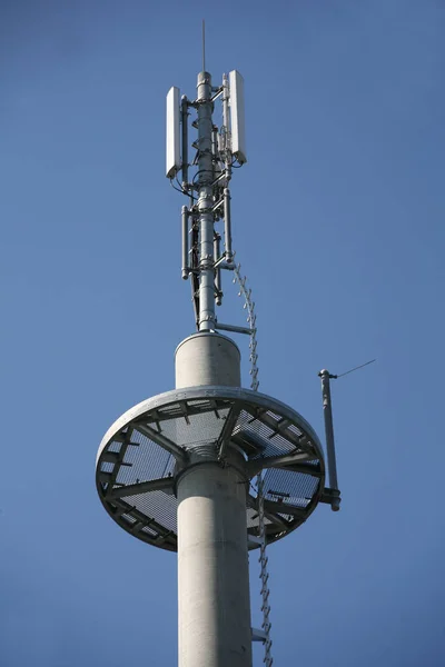 Telekommunikationstorn Med Blå Himmel — Stockfoto