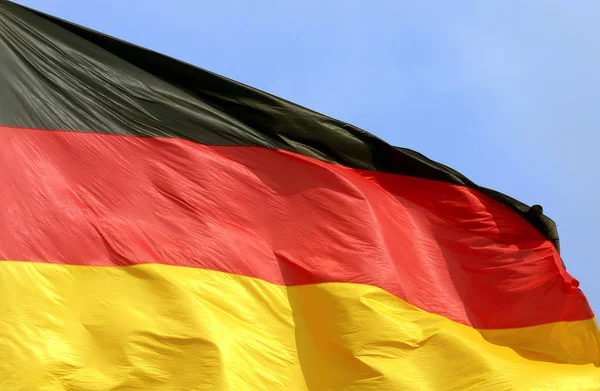 Flagge Von Deutschland Auf Dem Hintergrund Des Himmels — Stockfoto