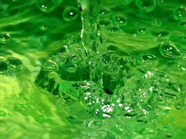 Vatten Droppar Grön Bakgrund — Stockfoto