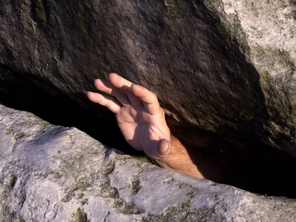 Ein Mann Klettert Auf Einen Felsen — Stockfoto