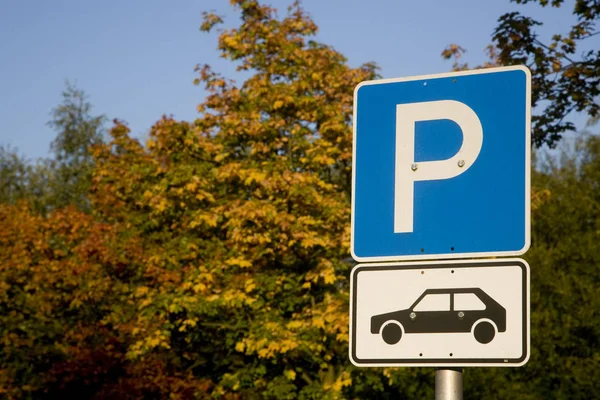 Znak Parking Jesienią — Zdjęcie stockowe