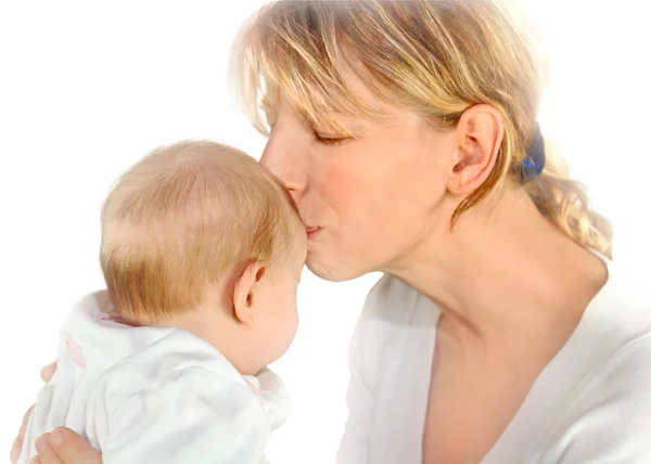 Jovem Mãe Beijando Seu Bebê — Fotografia de Stock