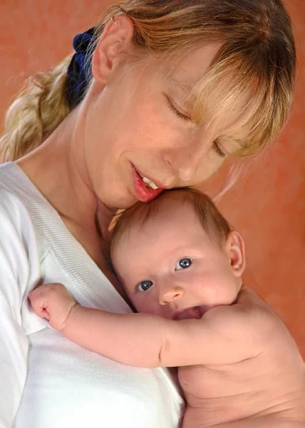 Junge Mutter Mit Baby — Stockfoto