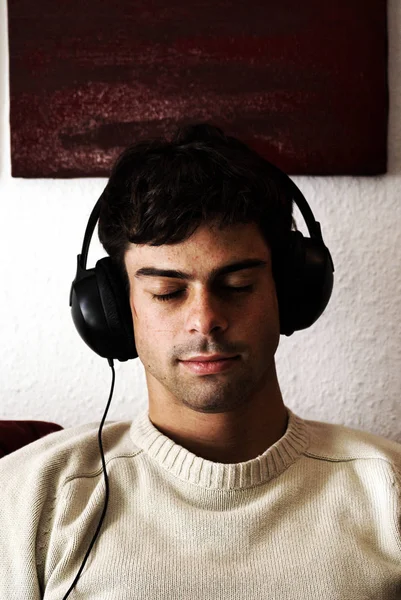 Genç Adam Kulaklıkla Müzik Dinliyor — Stok fotoğraf
