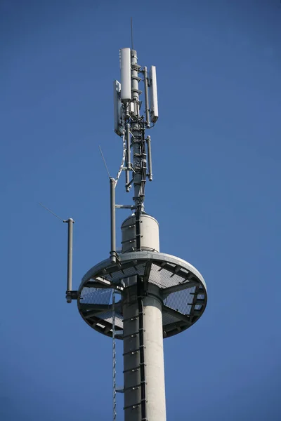 Antena Satelitarna Tle Niebieskiego Nieba — Zdjęcie stockowe
