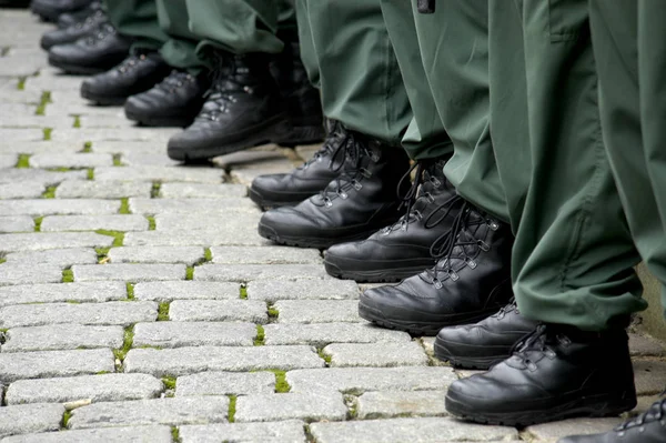 Военный Форме Черными Ботинками — стоковое фото