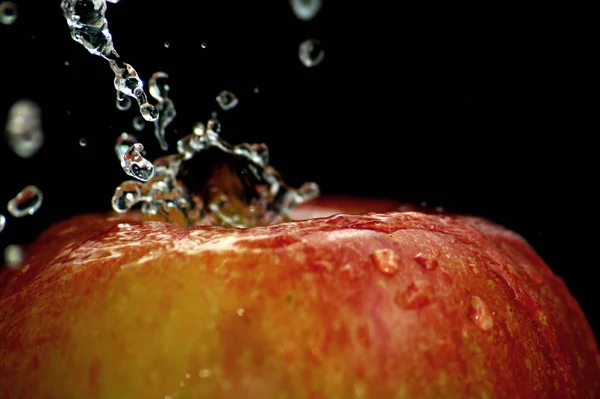 Apfel Fällt Ins Wasser — Stockfoto