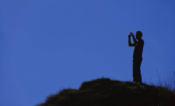 Silhueta Fotógrafo Com Câmera Colina — Fotografia de Stock