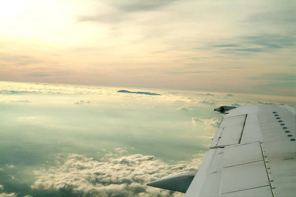 Vista Aérea Janela Avião Com Nuvens Sol — Fotografia de Stock