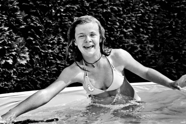 Gyönyörű Fiatal Bikini Pózol Vízben — Stock Fotó