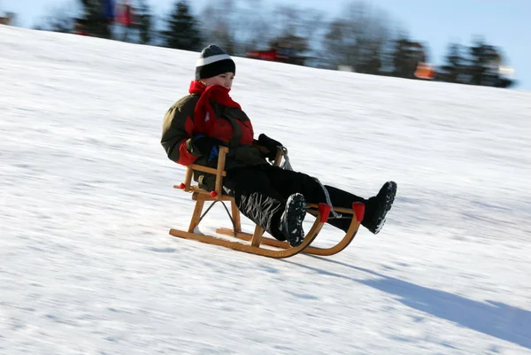 Garçon Équitation Traîneau Sur Hiver Montagne — Photo