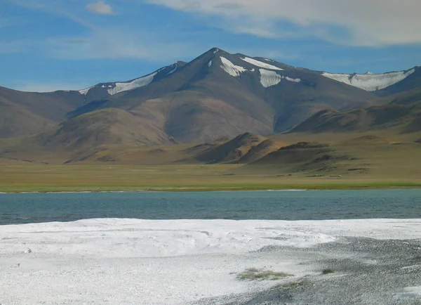 这个湖海拔约4000米 每年都会有更多的湖泊从 — 图库照片