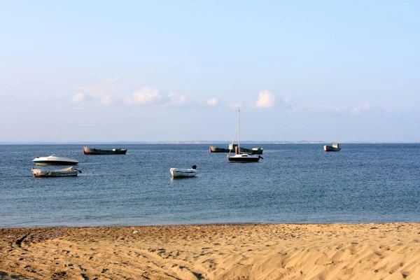 Човни Пляжі Вранці — стокове фото