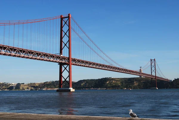 Ponte Abril Uma Ponte Quilômetros Comprimento Com Uma Ponte Suspensa — Fotografia de Stock