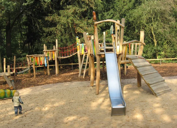 Bahçedeki Çocuk Parkı — Stok fotoğraf
