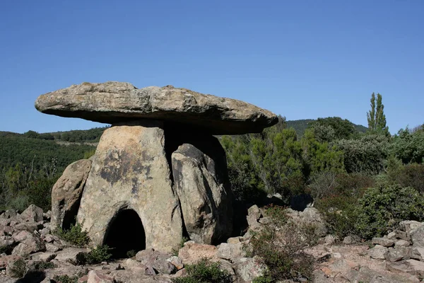 Dolmen Skládá Několika Vertikálně Stojících Kamenů Kde Velká Kamenná Deska — Stock fotografie