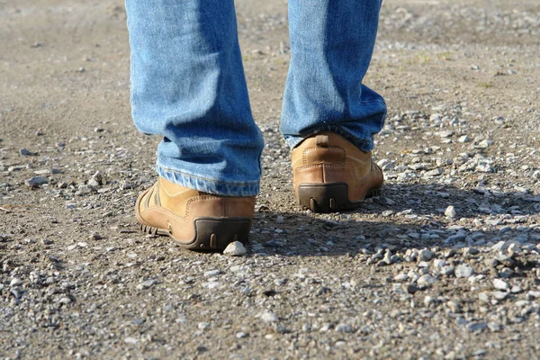 Füße Eines Mannes Jeans Und Stiefeln — Stockfoto