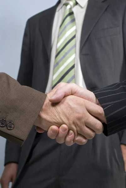 商业握手 两名商人握手的特写镜头 — 图库照片