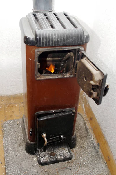 Παλιά Ξύλινη Σόμπα Στην Κουζίνα — Φωτογραφία Αρχείου