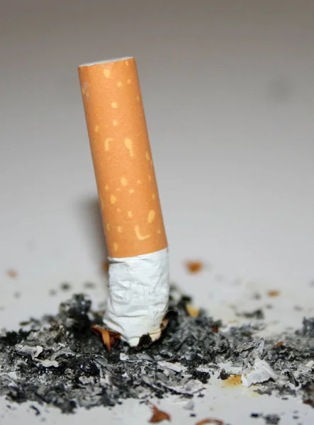 黒い背景にタバコの吸い殻 — ストック写真