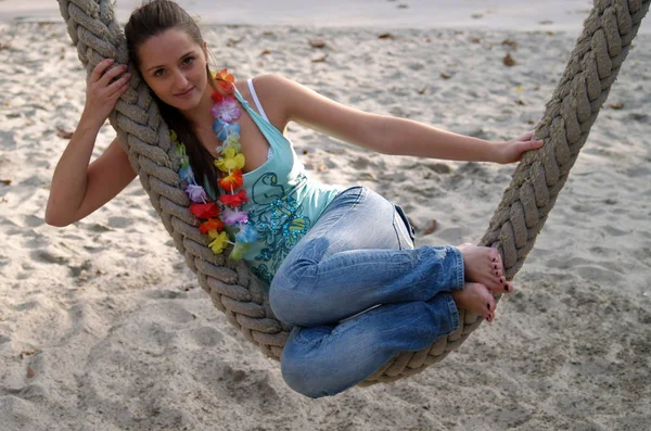 Mladá Žena Sedí Pláži — Stock fotografie