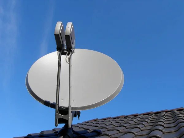 Antena Transmissão Por Satélite Comunicação Remota — Fotografia de Stock