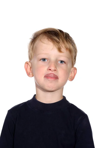 Μικρό Αγόρι Τεντώνει Γλώσσα Του Έξω — Φωτογραφία Αρχείου
