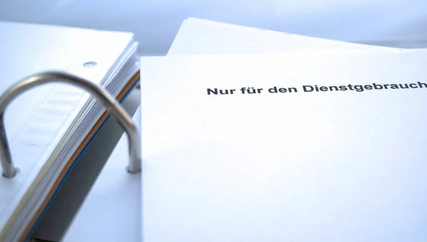 Nahaufnahme Eines Papierdokuments Mit Stift Und Klemmbrett — Stockfoto