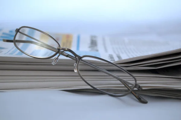 Stapel Zeitungen Und Gläser Auf Dem Tisch — Stockfoto