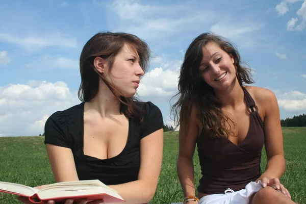 Duas Meninas Bonitas Lendo Livro Parque — Fotografia de Stock