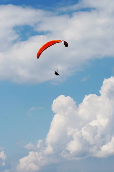 空中的滑翔伞 — 图库照片