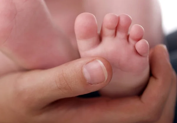 Küçük Bebek Bacakları Çocuk Bakımı — Stok fotoğraf