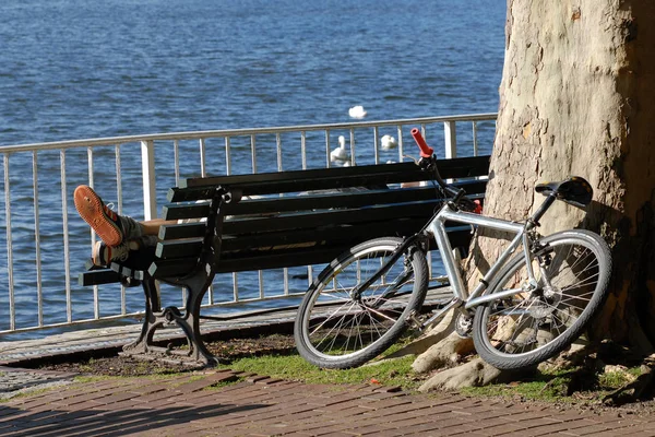 ビーチでの自転車は — ストック写真