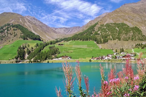 Lago Nas Montanhas — Fotografia de Stock