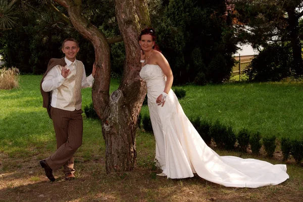 Recién Casados Disfrutando Del Tiempo Juntos —  Fotos de Stock